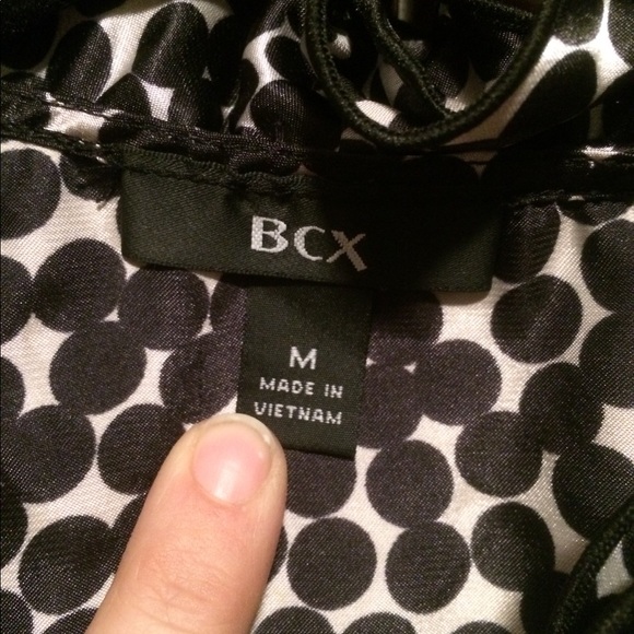 BCX satin feel top with vneck ruffle black dot - Picture 4 of 4